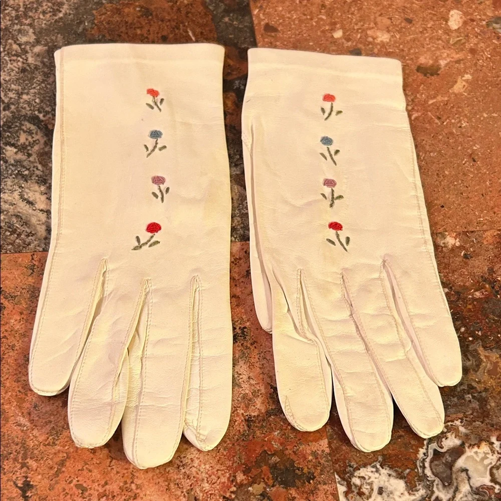 Elegant Vintage Floral‎ Embroidered Gloves